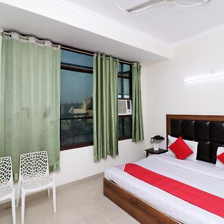 Oyo 24958 Hotel Dayal Belanganj Екстер'єр фото